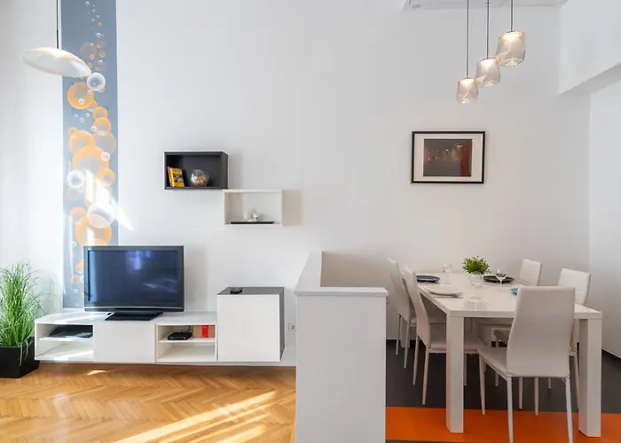Bright Two-Bedroom Home By The New York Palace