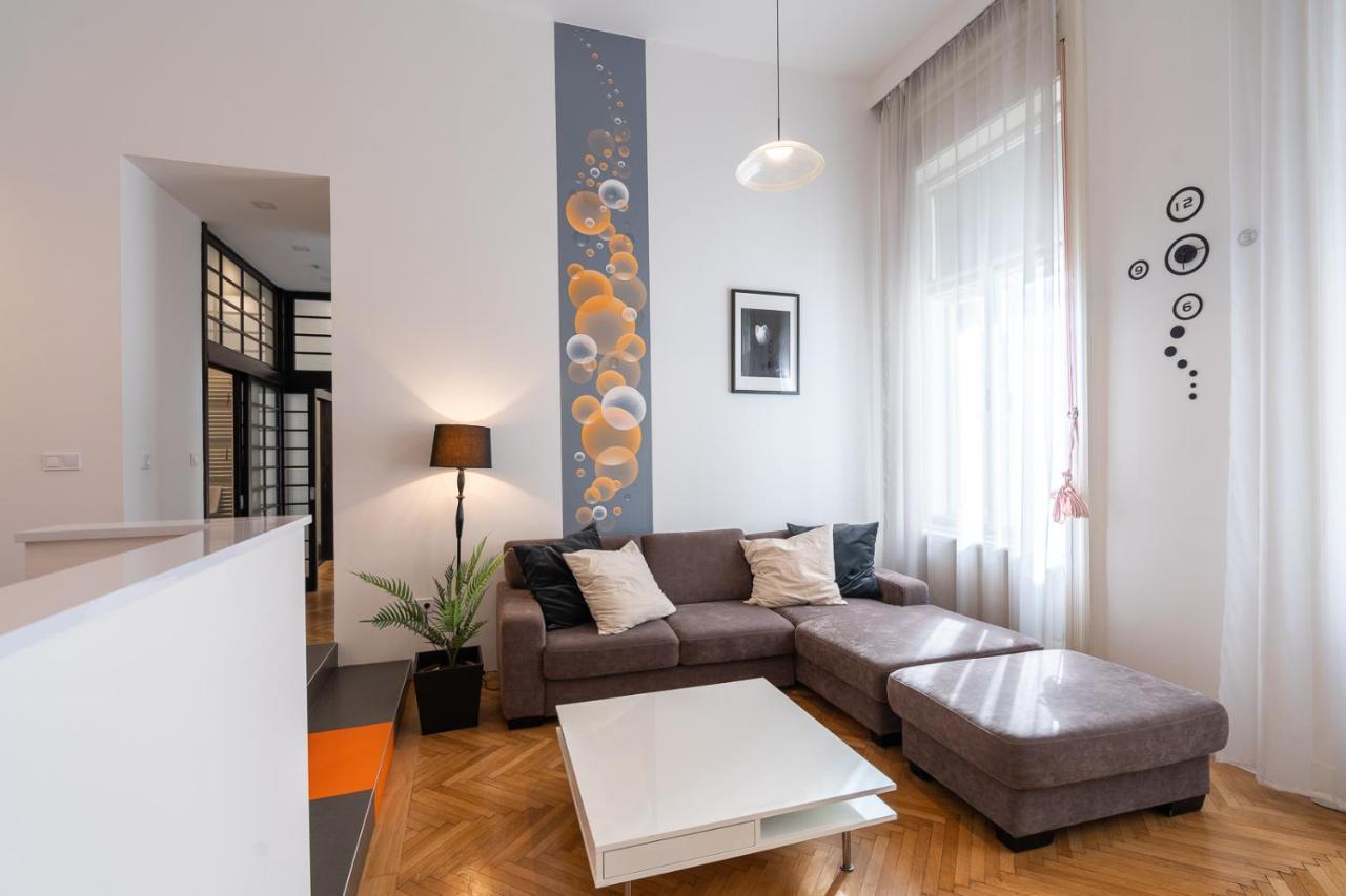 Bright Two-bedroom By The New York Palace